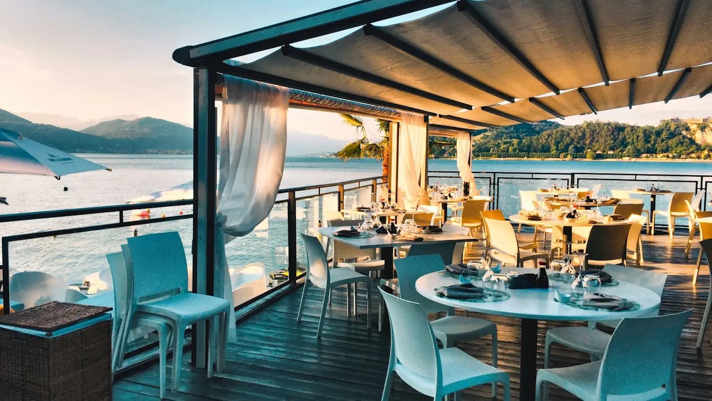 Mesas de un restaurante iluminado
