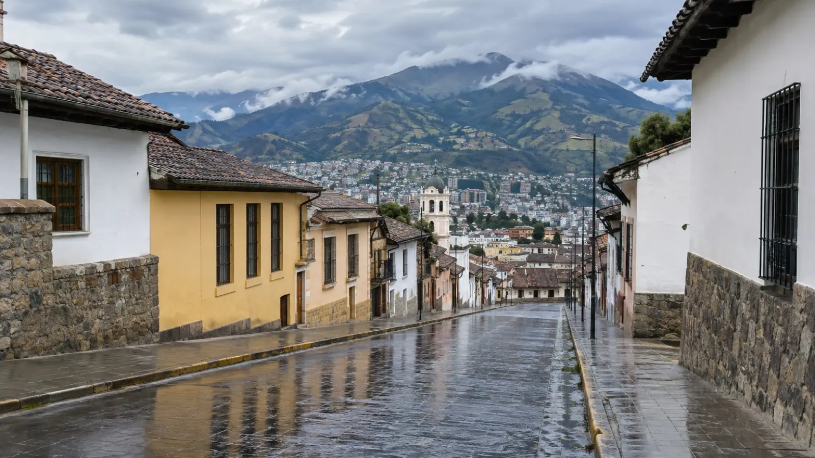 Calle andina mojada después de la lluvia