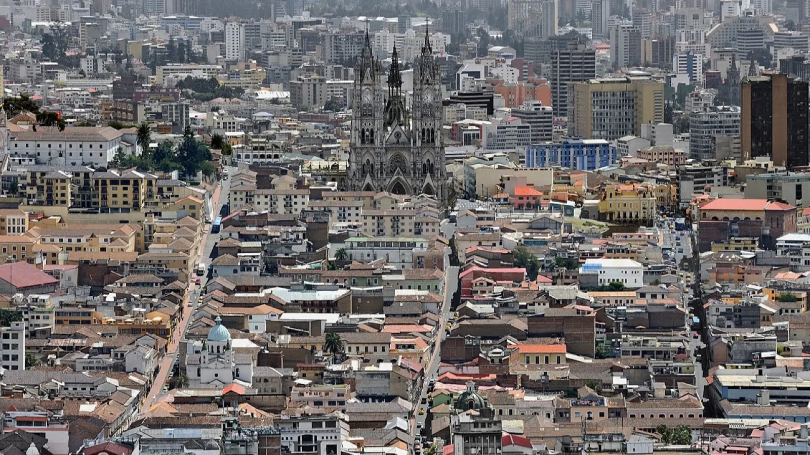 Panorama de Quito con la basílica del Voto Nacional
